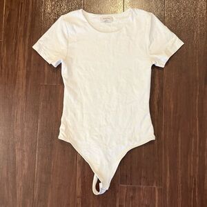Aritzia Babaton original contour crew bodysuit in white size M
